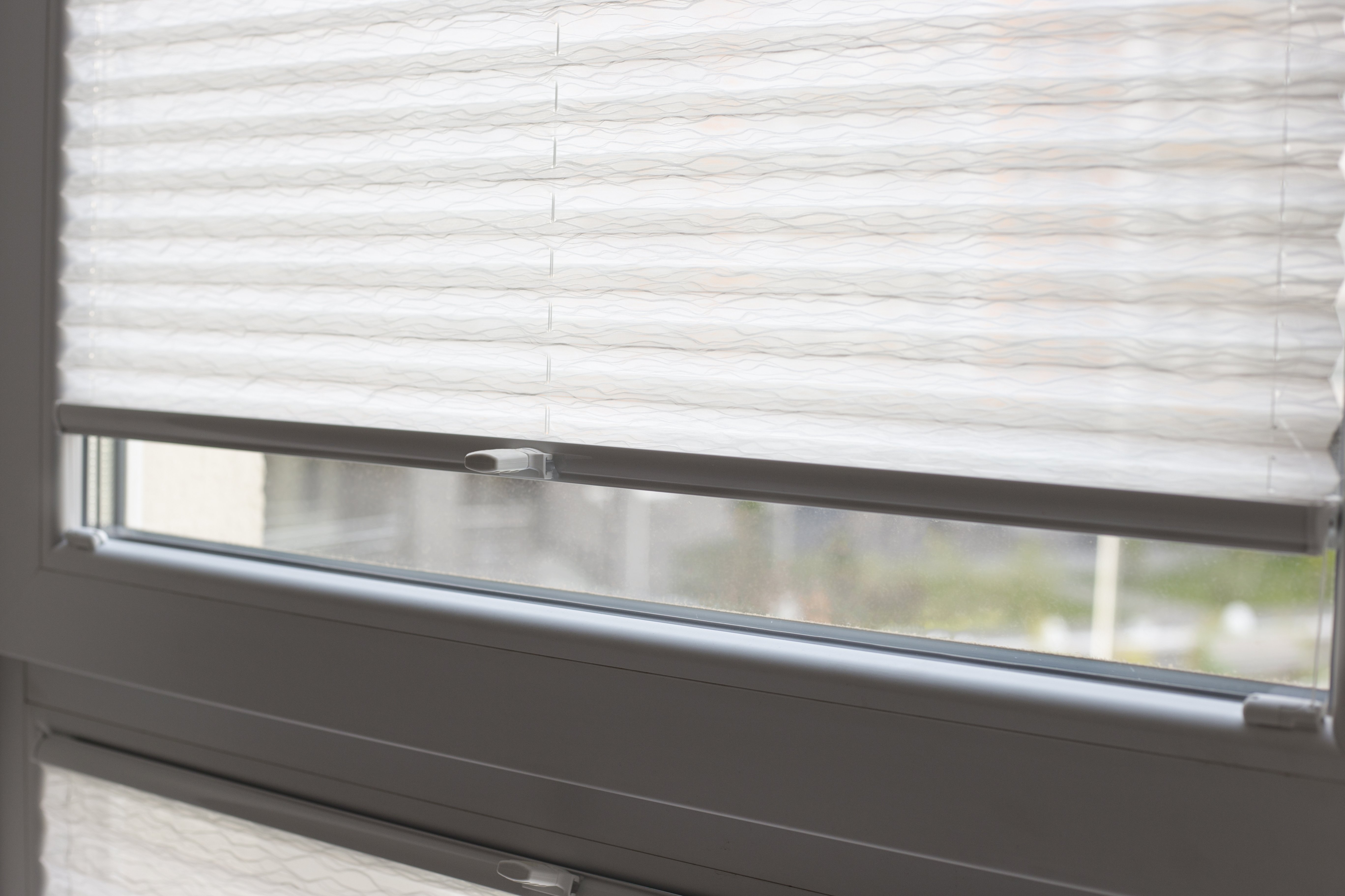 The Pros and Cons of Cordless Shades