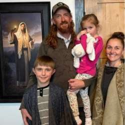 A family of four son, Tev, daughter and Annie.
