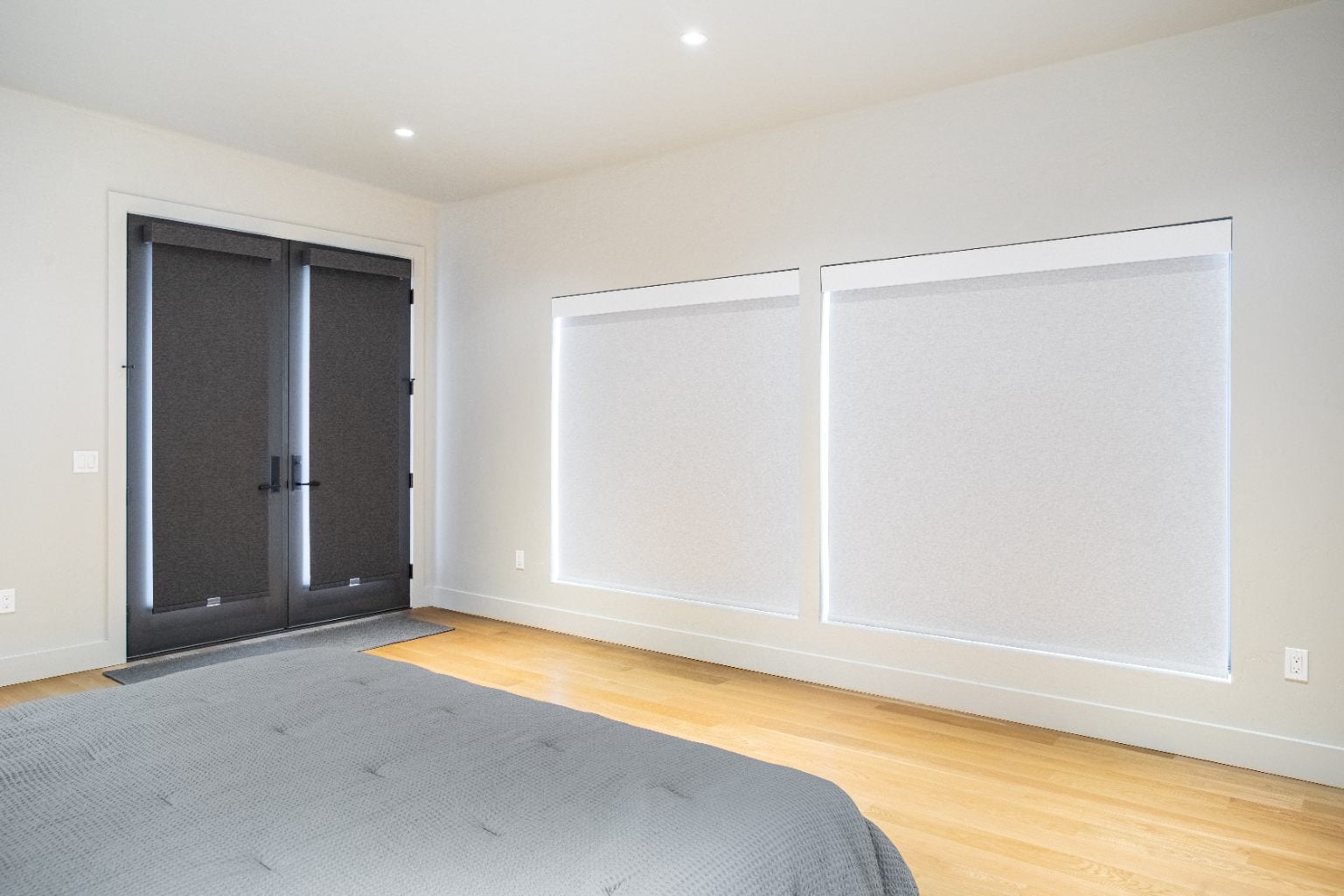 Maximizing Coastal Views: How Automated Solar Roller Shades Protect Dunedin & Clearwater Interiors