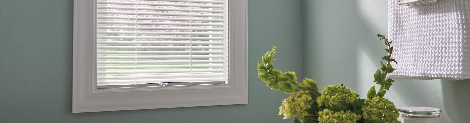 aluminum-blinds-in-bathroom-desktop