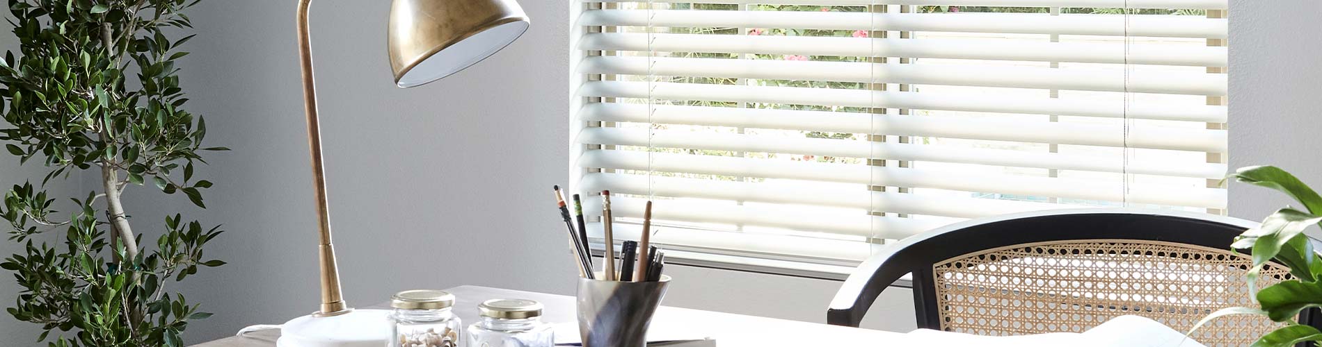aluminum-blinds-office-desktop
