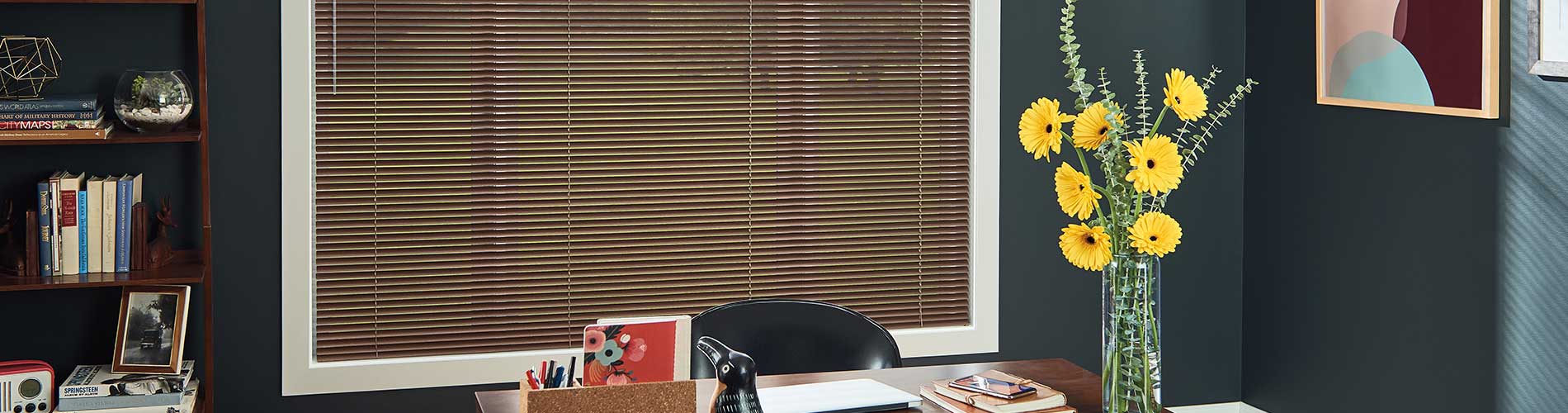 aluminum-horizontal-blinds-in-office-desktop