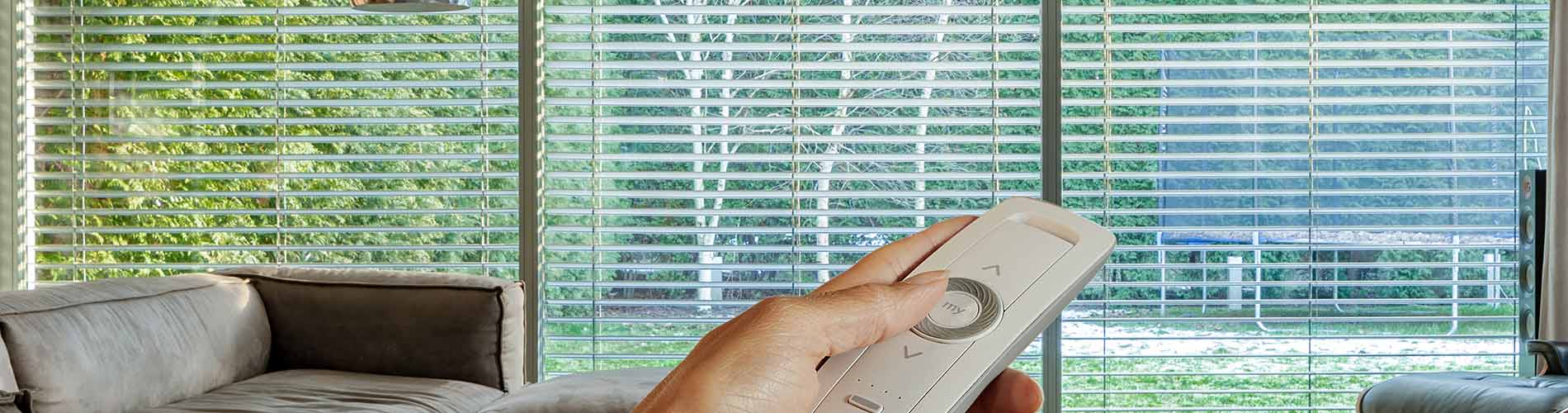 motorized-blinds-in-living-room-desktop