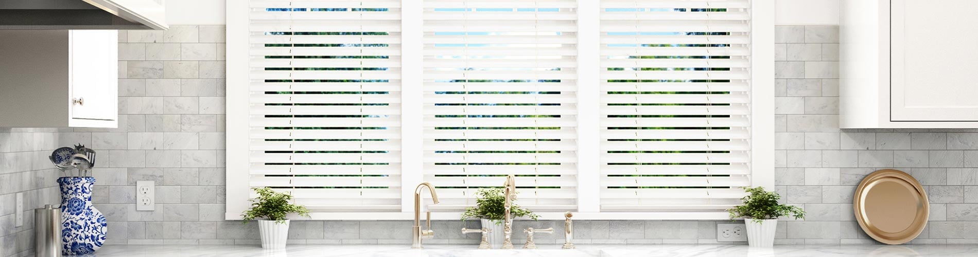 white-motorized-blinds-in-kitchen-desktop