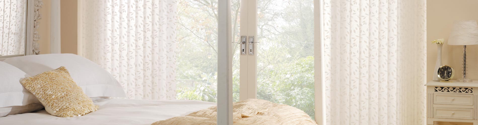 vertical-blinds-in-bedroom-desktop