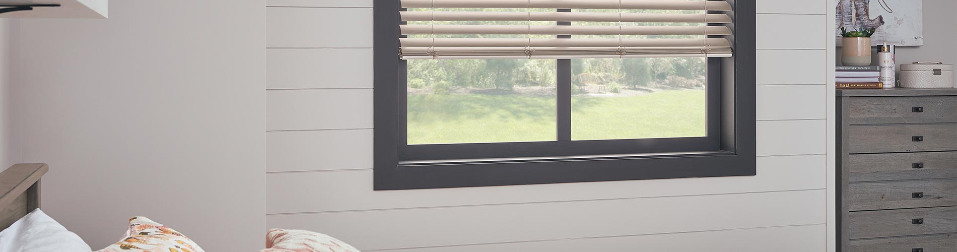 vinyl-horizontal-blinds-in-bedroom-desktop