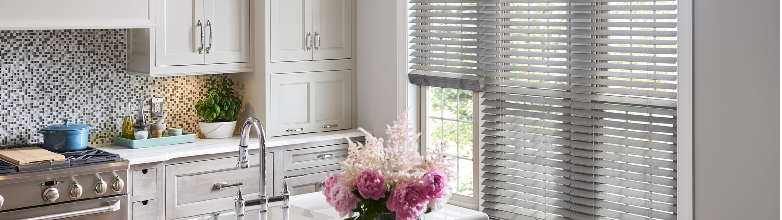 wood-blinds-in-kitchen-desktop