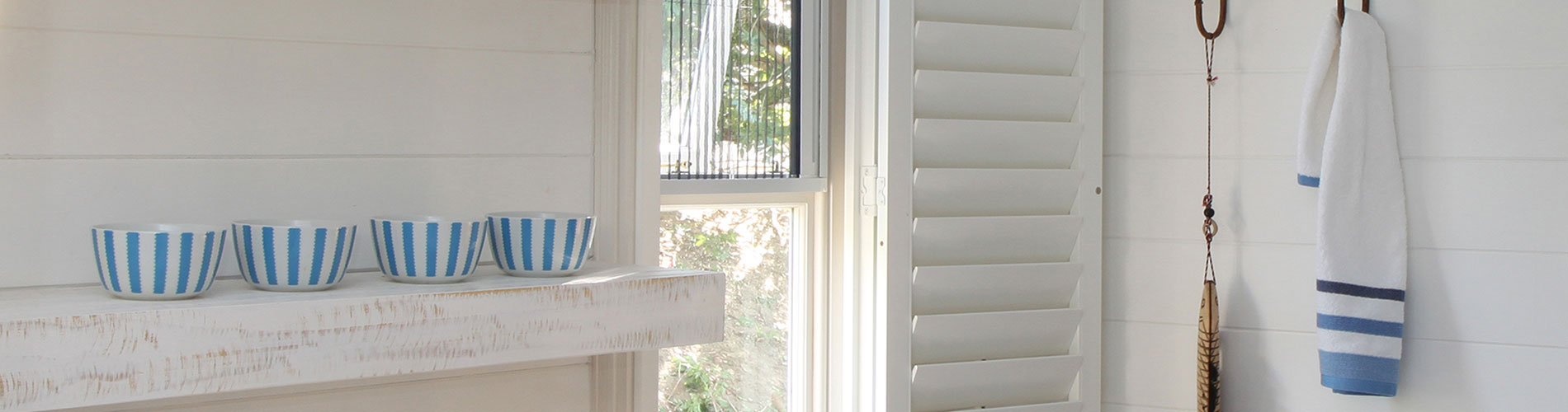 wood-shutters-bathroom-desktop