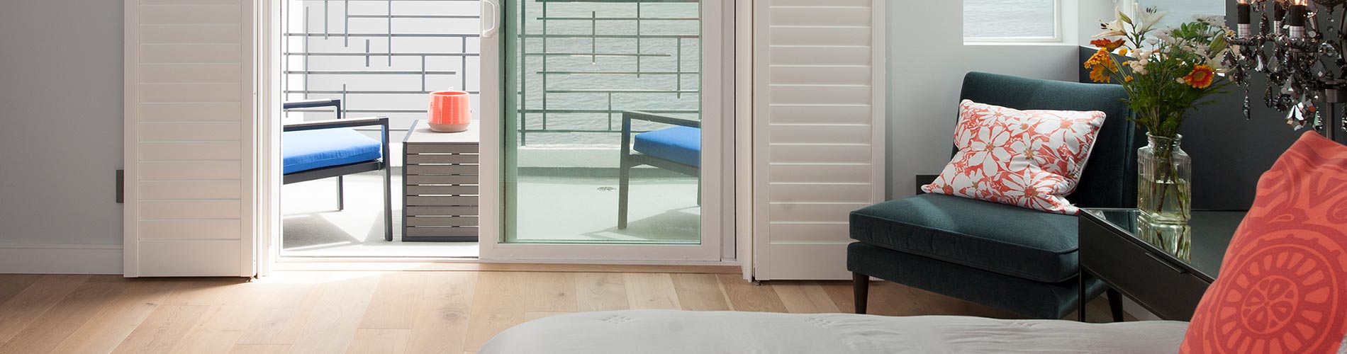 wood-shutters-bedroom-desktop