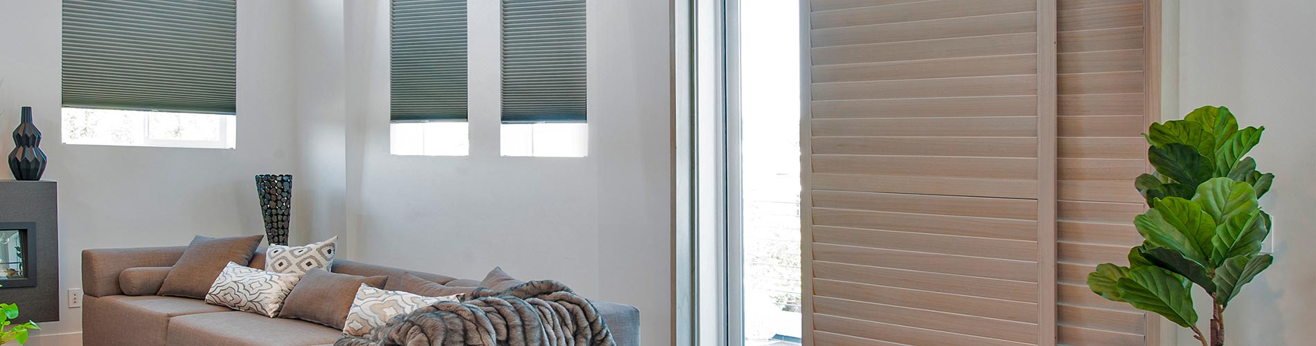 wood-shutters-living-room-desktop
