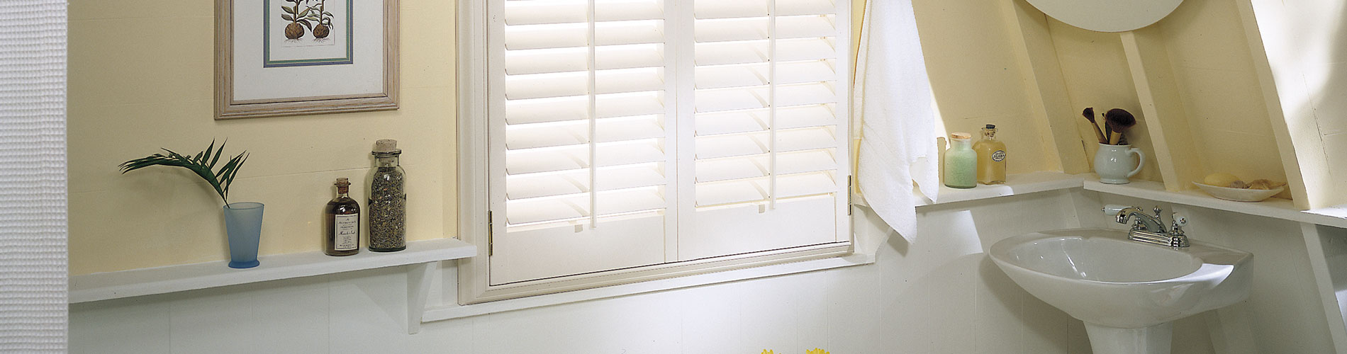 composite-shutters-in-yellow-bathroom-desktop