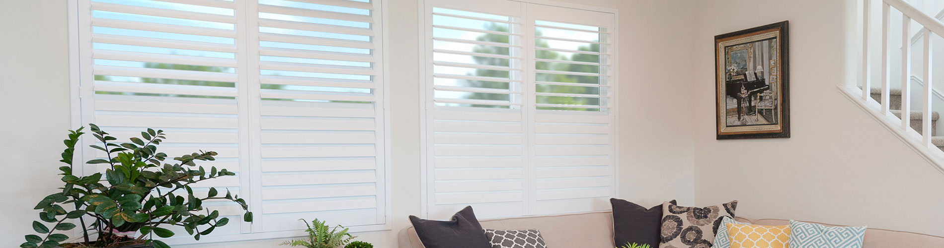 wood-shutters-living-room-desktop
