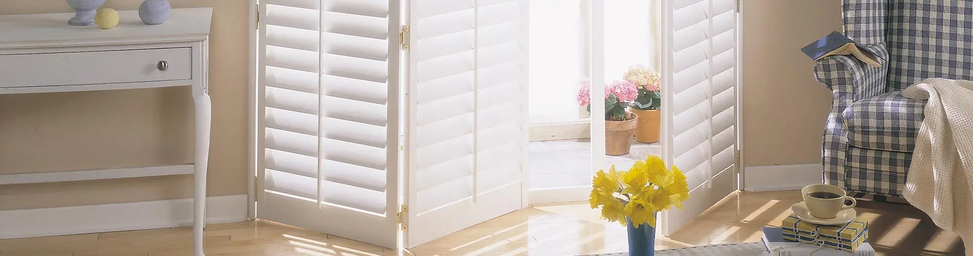 plantation-shutters-in-living-room-desktop (resized)