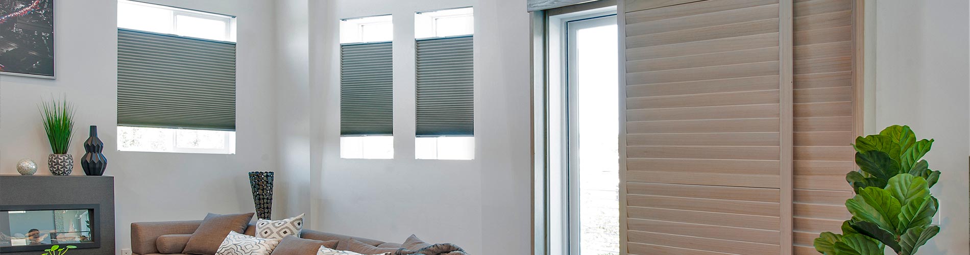 wood-shutters-living-room-desktop