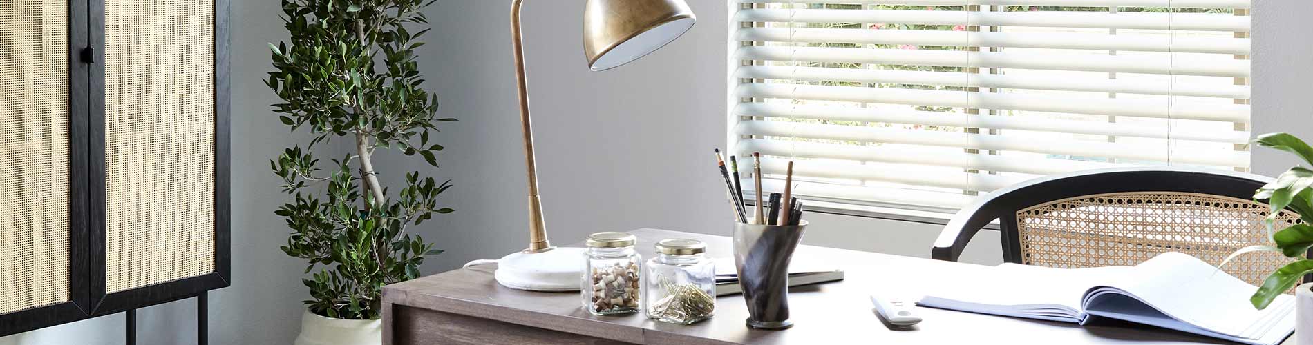 aluminum-blinds-office-desktop