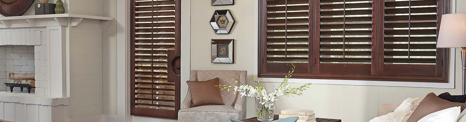 wood-shutters-living-room-desktop
