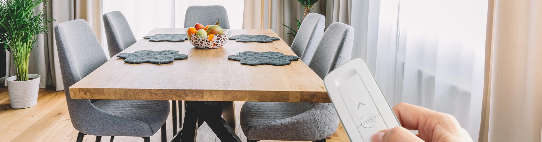 motorized-drapes-in-dining-room-desktop
